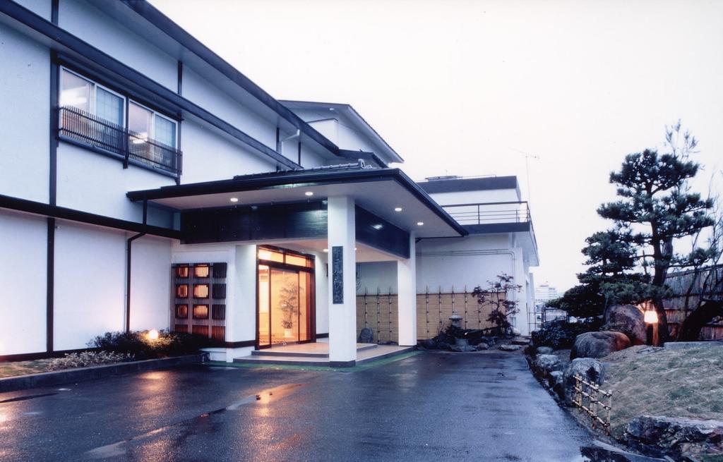 ホテル志い屋 佐渡市 エクステリア 写真